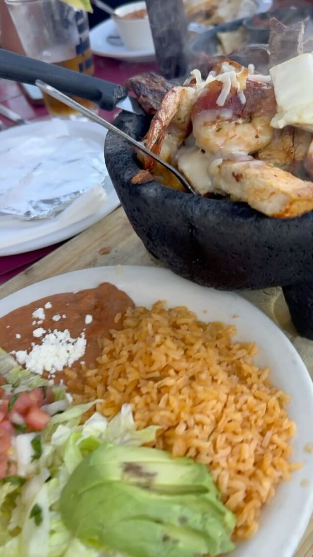 Have you ever tried molcajete for two before? My favorite part was the fried cheese & shrimp wrapped in bacon with cheese on top. Mmmmmm!

•
•
•

#girlswholiketoeat #newport #girlswholiketoeatofficial #rhodeislandeats #newenglandfood #foodietravels #rhodyeats #rieats #rhody #girlswholiketoeatrhodeisland #florida #teamhappyfoodies #floridafood #carbs #nsbfood #loveNSB #nsbeats #newsmyrnabeachfood #adventuresinsnowbirding #welove2eat #youngsnowbird #molcajete #laterrazansb #margarita