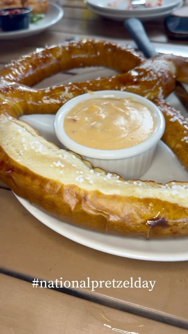 Celebrating #nationalpretzelday at @halfwallnsb 

Don’t forget the beer cheese dipping sauce!

•
•
•
#girlswholiketoeat #foodporn  #lovensb #newsmyrnabeach #nsbeats #floridafoodie #girlswholiketoeatnewsmyrnabeach #nsbfoodie #girlswholiketoeatofficial #florida #teamhappyfoodies #floridafood #carbs #nsbfood #loveNSB #nsbeats #newsmyrnabeachfood #adventuresinsnowbirding #youngsnowbird #rhodeisland #florida  #halfwallnsb