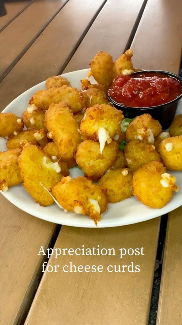 I heart cheese.

#girlswholiketoeat #girlswholiketoeatofficial #cheesecurds #halfwallbrewery #lovensb